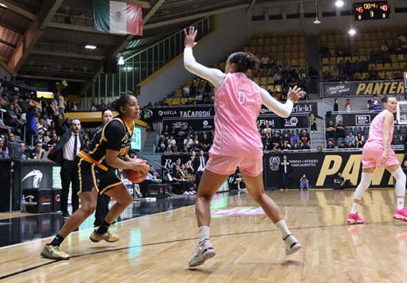 Panteras barre a Adelitas