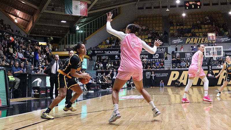 Panteras barre a Adelitas