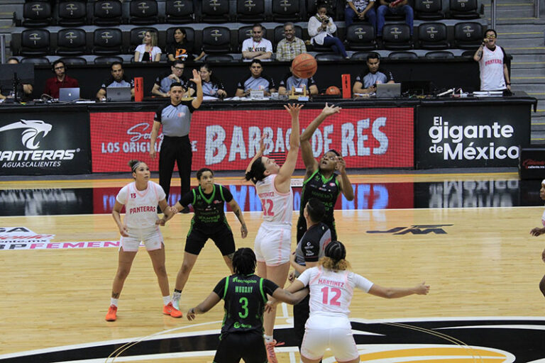 Saque inicial Panteras vs Santas