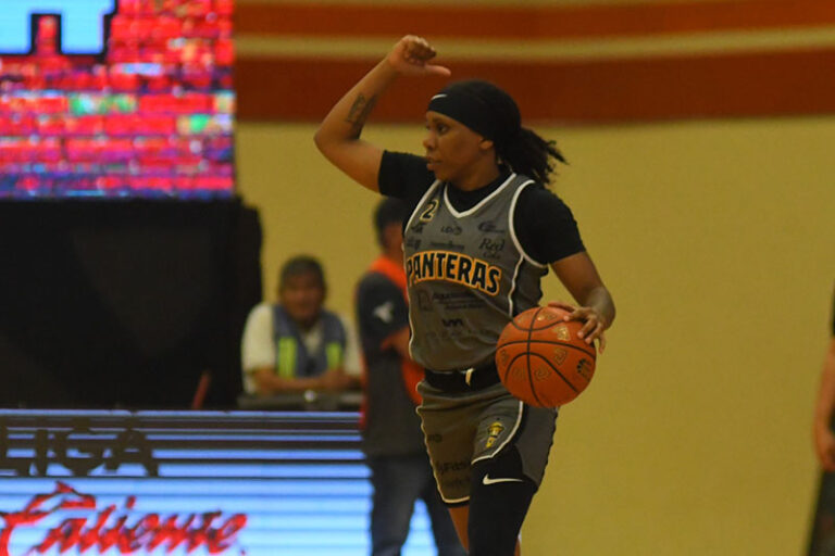 Panteras se impone a correcaminos